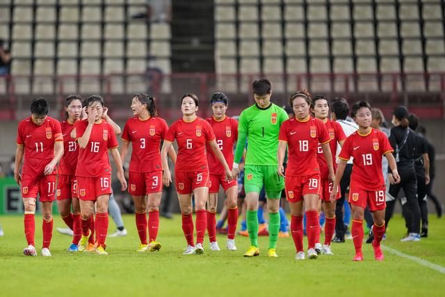 瓦拉内和马奎尔今年刚满30岁，而埃文斯下个月就要满36岁了，林德洛夫将在7月份庆祝他的30岁生日。